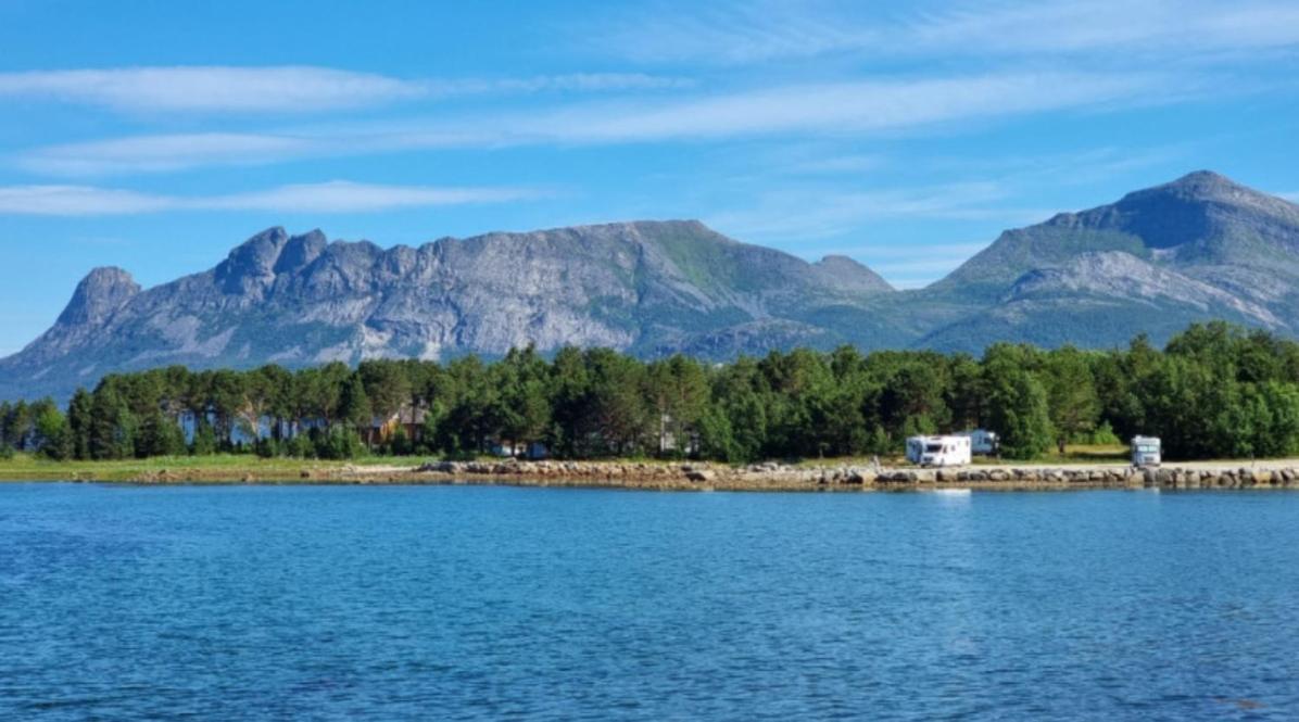Ulvsvag Gjestgiveri Og Fjordcamping As Exterior photo
