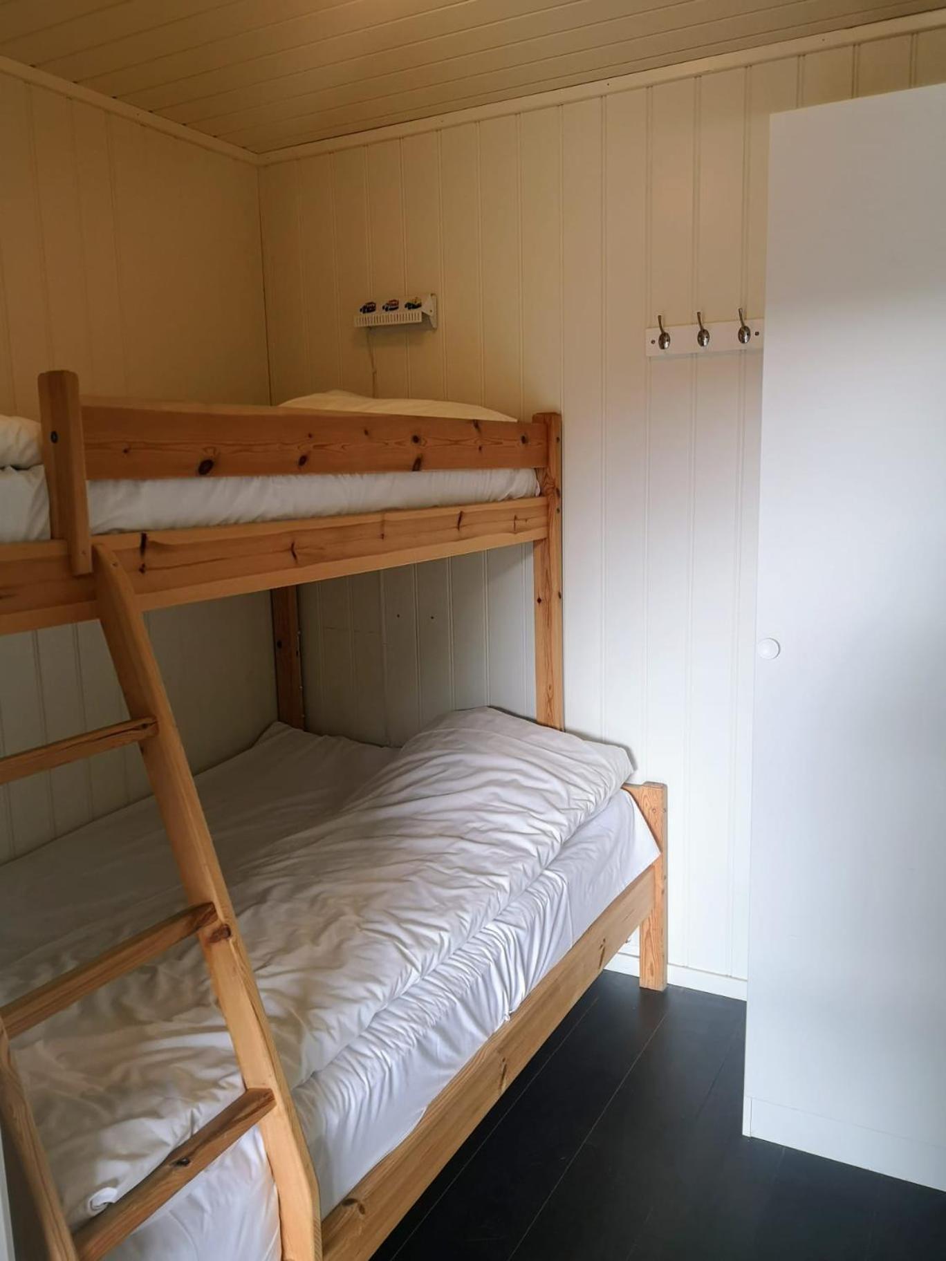 Ulvsvag Gjestgiveri Og Fjordcamping As Exterior photo