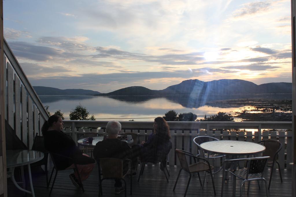 Ulvsvag Gjestgiveri Og Fjordcamping As Exterior photo